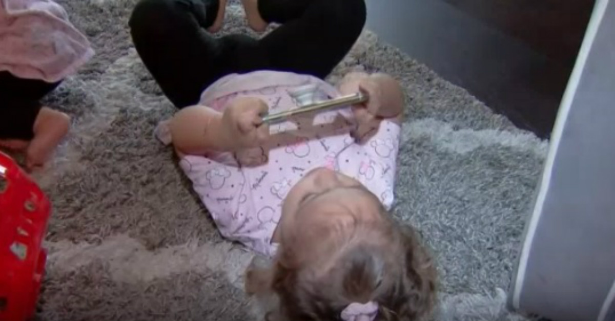 Sem querer, menina de 2 anos compra sofá de mais de R$ 1.600 pelo celular da mãe história