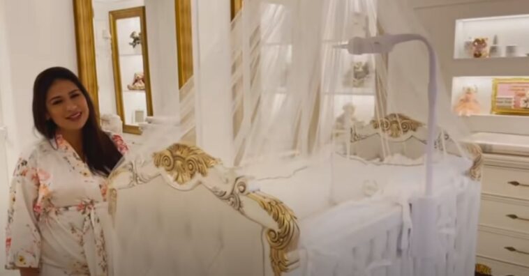 Simone mostra o quartinho da filha