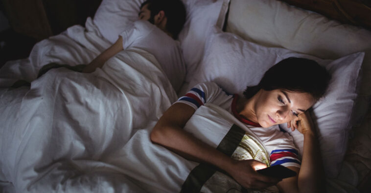 Sinais de que seu parceiro está escondendo alguma coisa de você