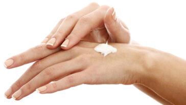 Tenha cutículas perfeitas com pomadas baratinhas