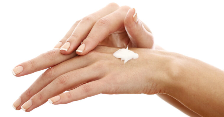 Tenha cutículas perfeitas com pomadas baratinhas