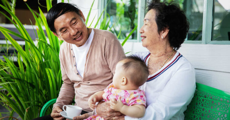 Ter netos pode ser bom contra a solidão e tristeza