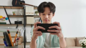 Tiques nervosos aumentaram em crianças e jovens durante a pandemia