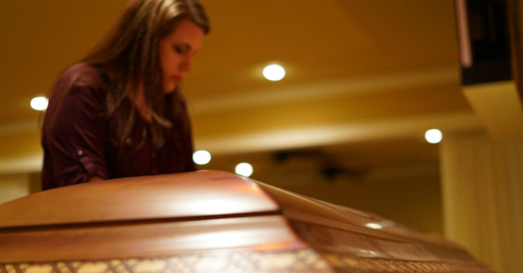 Tocar ou beijar morto em velório é perigoso