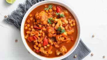 Truque com papel e detergente para lavar vasilhas de plástico