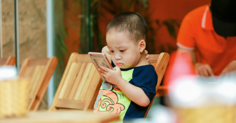 Uso de celular aumenta casos de miopia em crianças