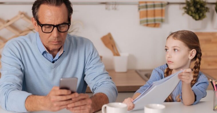 Erros que os pais cometem que afastam os filhos