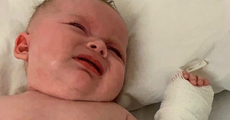 a agonia da mãe de um bebê de 12 semanas contaminado