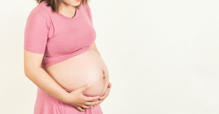 adolescente grávida compete por nutrientes com o feto
