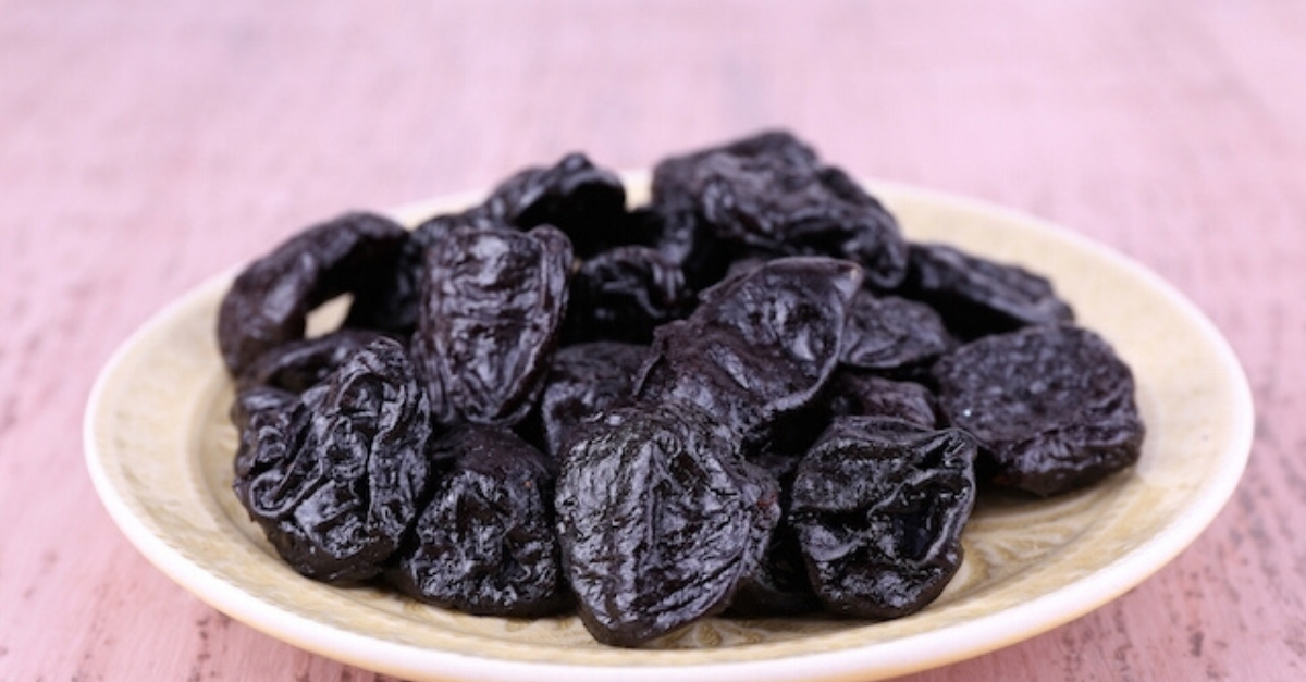 Como fazer água de ameixa para soltar o intestino