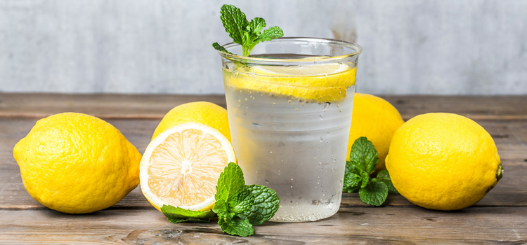 tomar água de limão para limpar o estômago