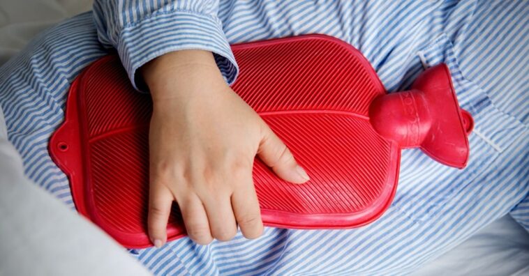 como aliviar a colica com algodão no umbigo