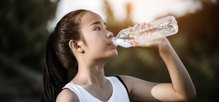 alimentação no verão beber água