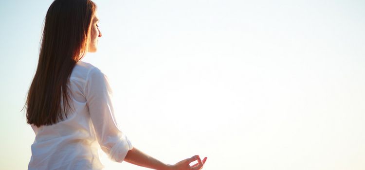 como aliviar calor menopausa meditação