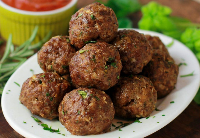 almôndegas com creme de cebola