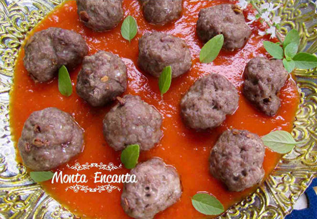 almôndegas com creme de cebola