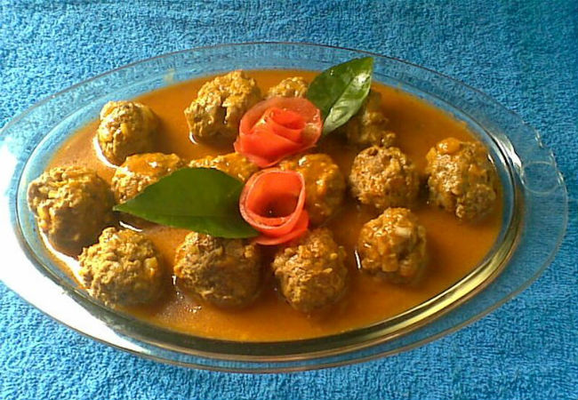 almôndegas com creme de cebola