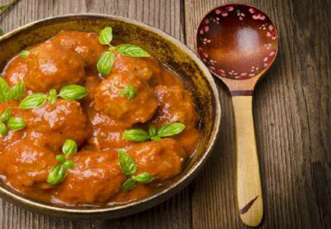 almôndegas com creme de cebola