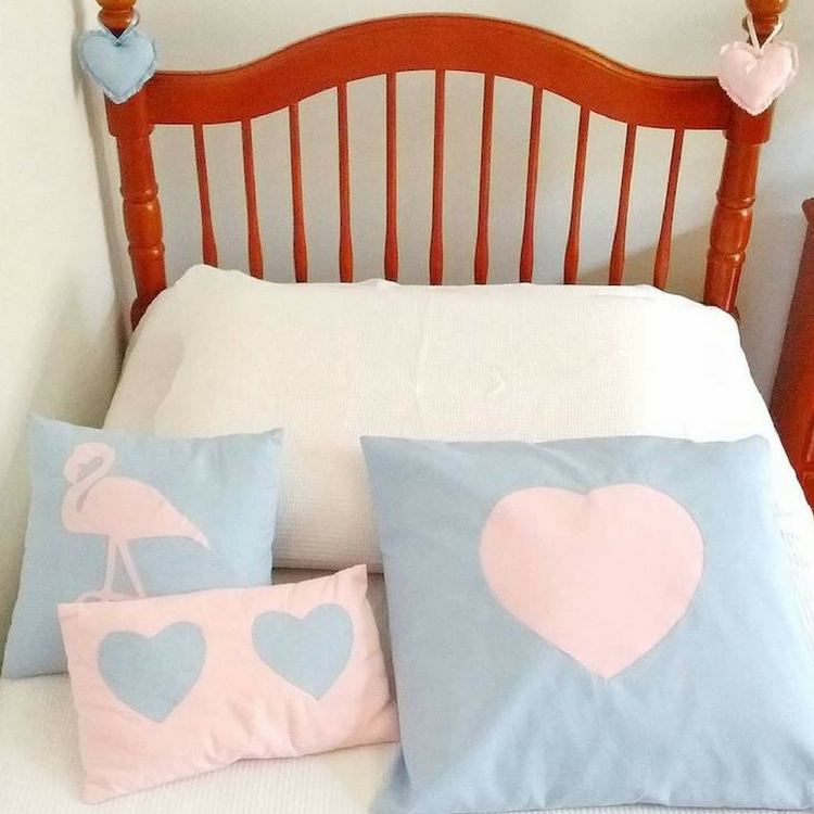 almofada com artesanato em tecido