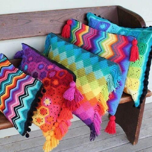 modelo almofada de crochê colorida