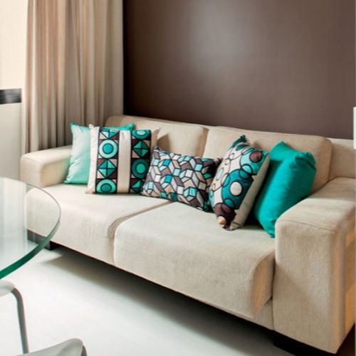 como usar almofadas decorativas sofás neutros