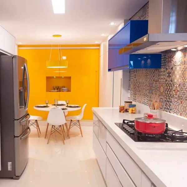 cores para cozinha amarelo azul e ladrilho hidráulico