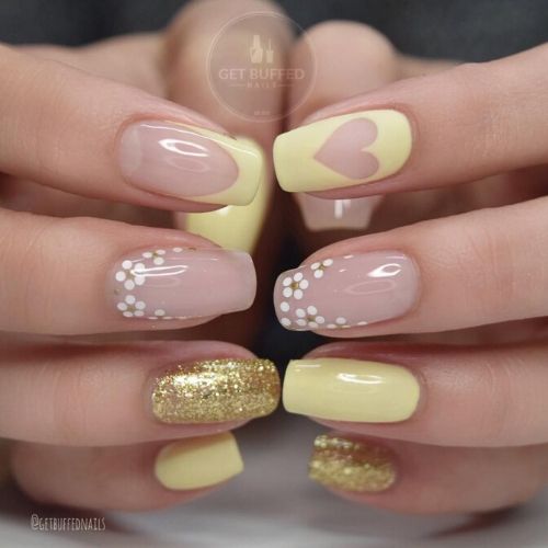 unhas modelo amarelo pastel e decoração