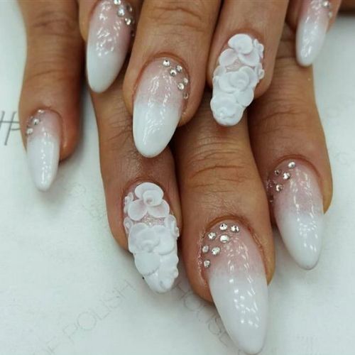 noiva modelo amendoadas degradê com pedras e flores