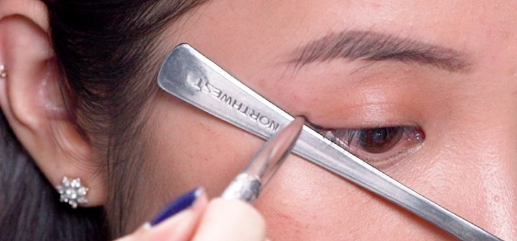 como aplicar delineador com colher