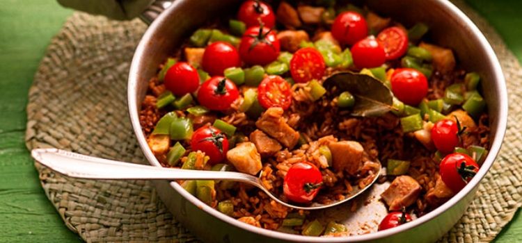 arroz com frango e tomate