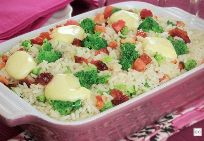 arroz de panela de pressão com bacon e brócolis