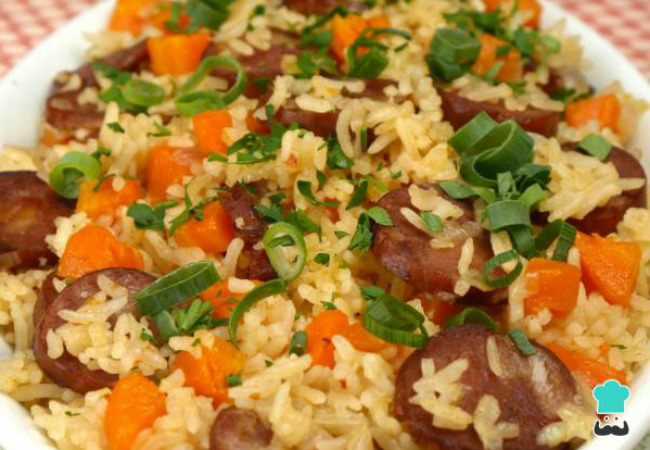 arroz de panela de pressão com linguiça