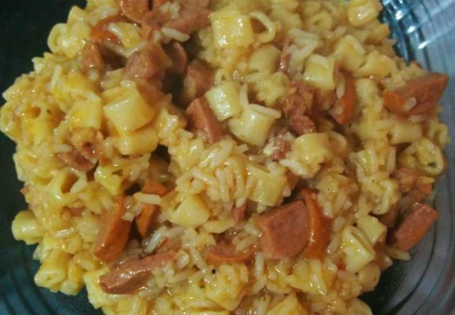 arroz de panela de pressão com macarrão