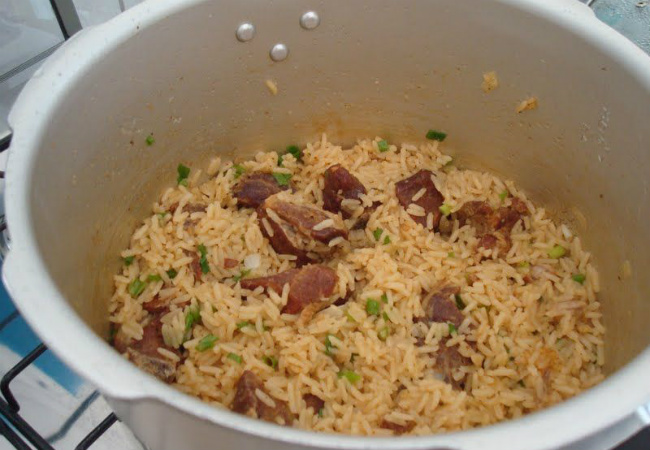 arroz de panela de pressão com suã de porco