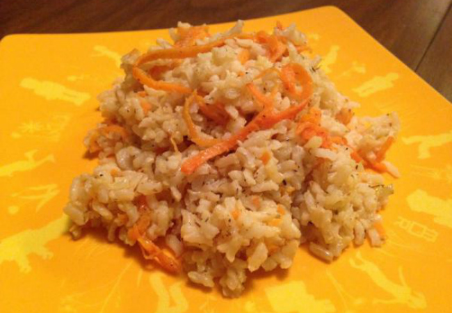 arroz de panela de pressão integral com cenoura
