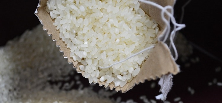 O arroz é um excelente aliado para tirar umidade devido às suas propriedades