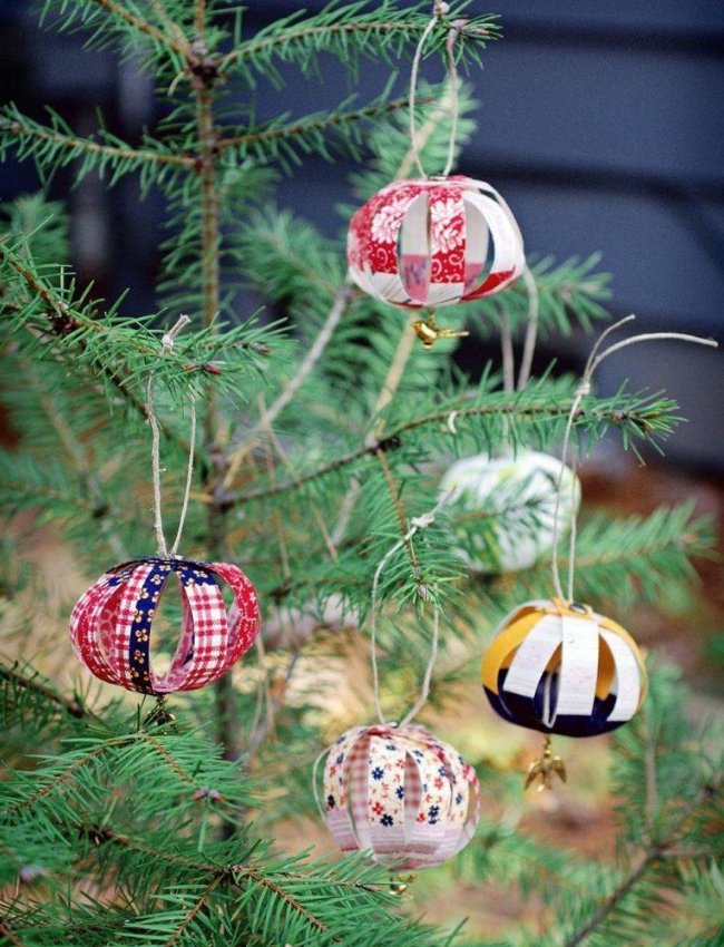 fazer artesanato de natal feltro bolas vazadas