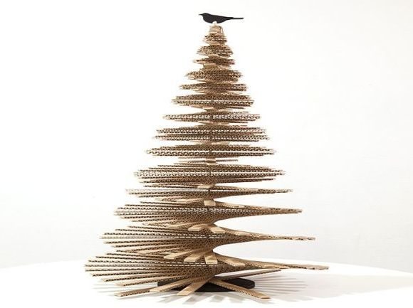 árvore de natal de papelão com caixa