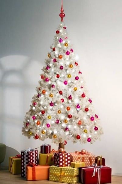 modelo arvore de natal decorada branca bolas coloridas