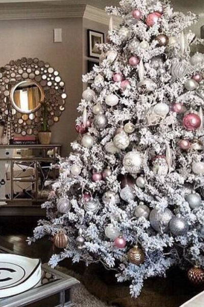 modelo arvore de natal decorada branco prata rosa