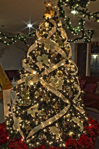 modelo arvore de natal decorada fitas douradas