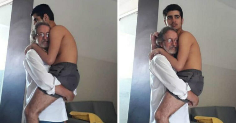 avô segura no colo neto de 17 anos que tem autismo