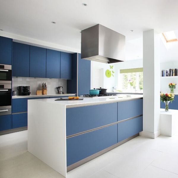 cozinha azul-claro e branco