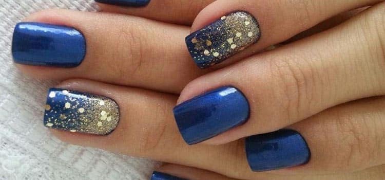 unhas decoradas azul com glitter em degradê