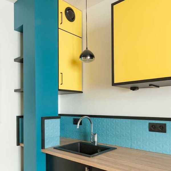 cozinha azul e amarelo retrô