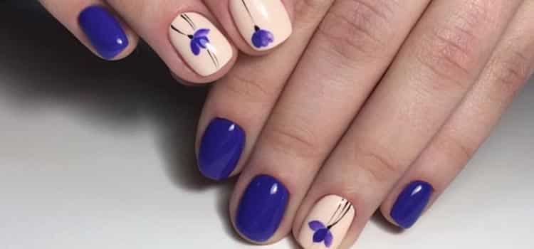 unhas decoradas azul com tulipas