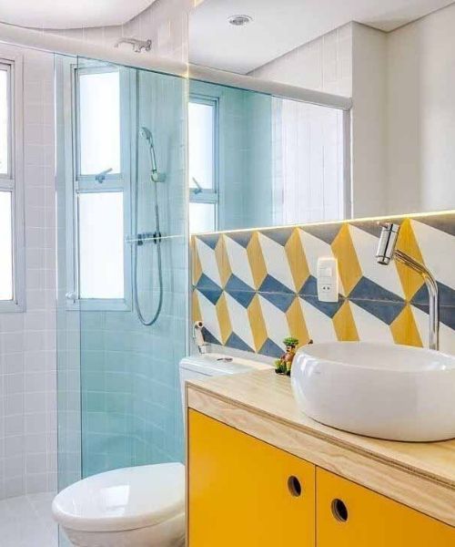 modelo balcão colorido no banheiro