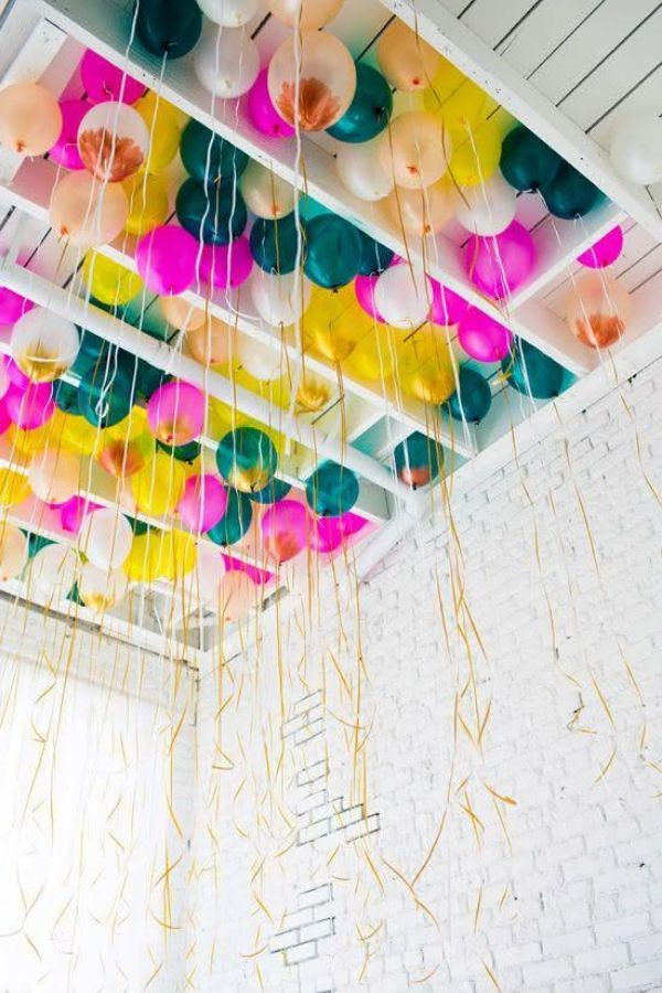 decoração balões coloridos no teto gás hélio caseiro
