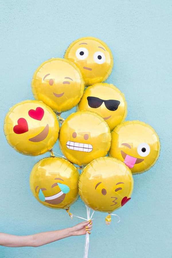 decoração com balões emojis gás hélio caseiro