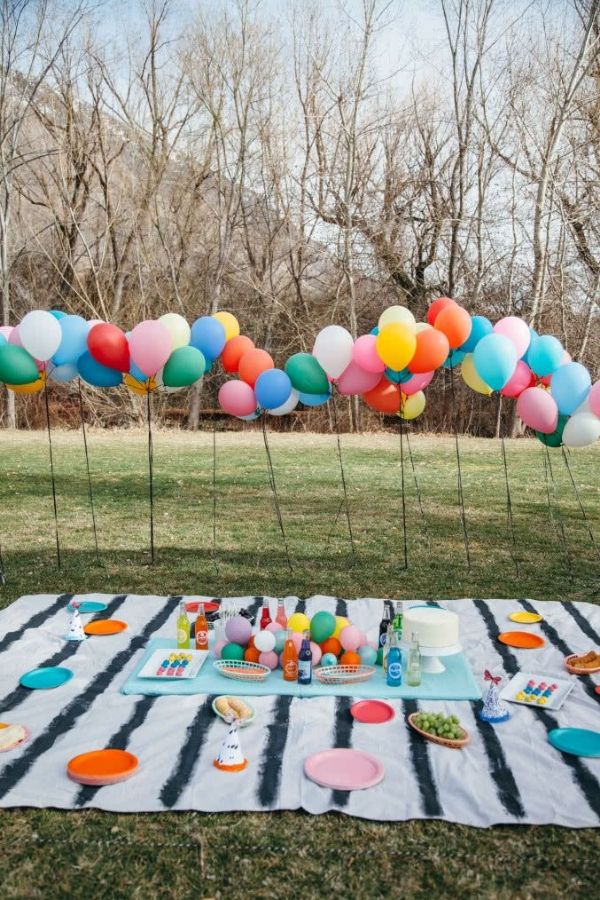 decoração com balões na grama gás hélio caseiro